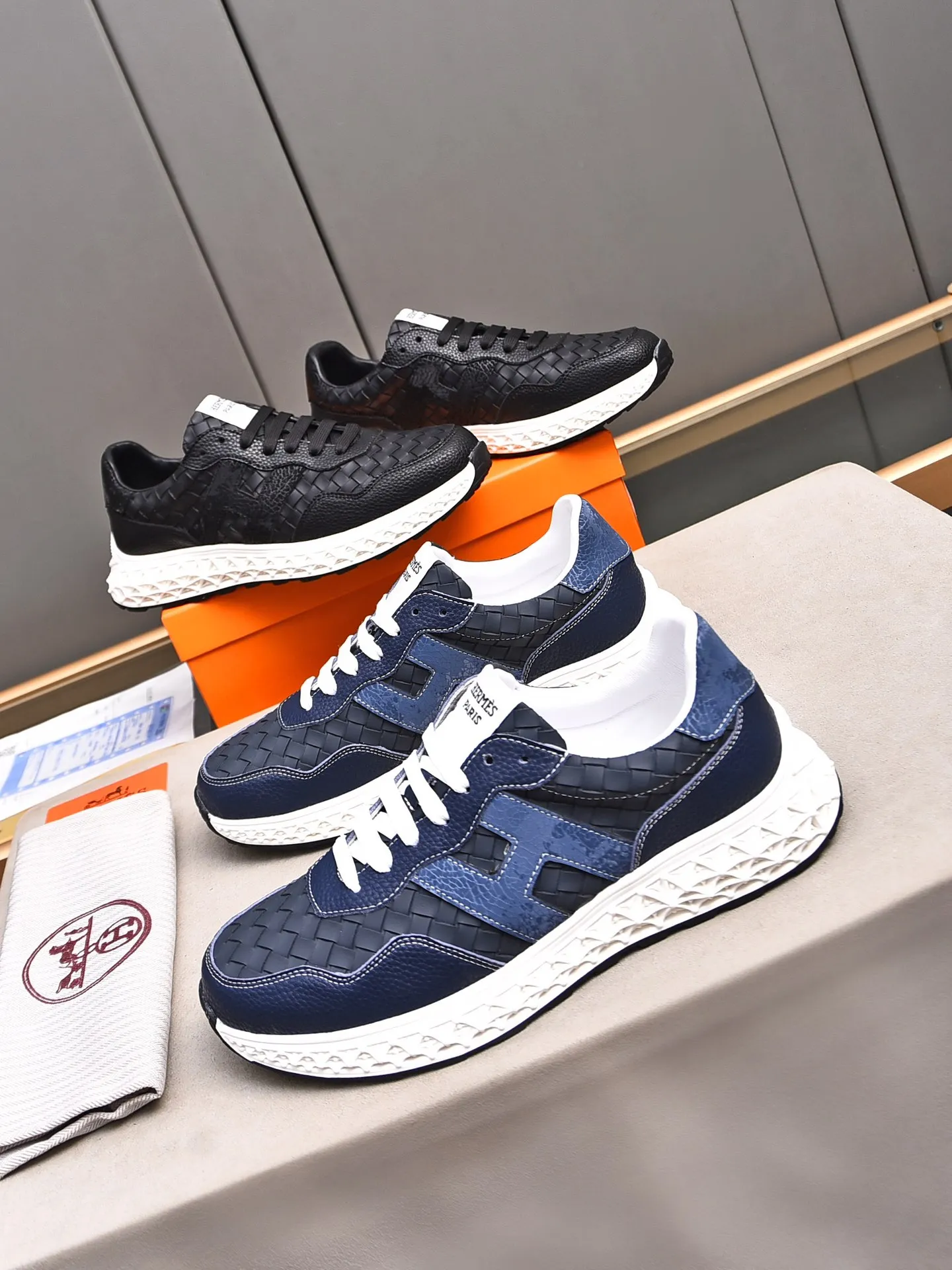 📛📛📛Men's Shoes💰P420 (Hermes)🆕Men's color-blocked sneakers, decorated with textured calfskin details. Spliced ​​with original cowhide, this shoe draws inspiration from the equestrian world, integrating technical details and practical functions. Breathable mesh, original combination outsole, high-end quality, every detail is perfectly combined! Size: 38-44 (45 can be customized)